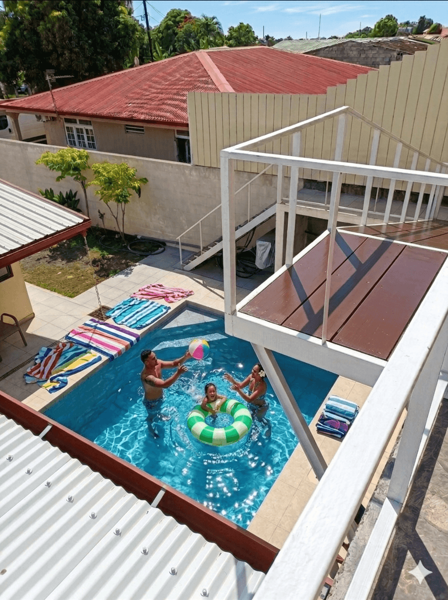 Piscine privée vue du dessus avec terrasse en bois